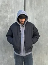 Campera puffer negra de nylon con cierre frontal y cuello alto.