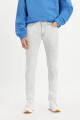 Jeans Levis modelo Skinny Taper Adv October Love, de corte ajustado y tiro medio, con efecto acid wash en color gris claro.
