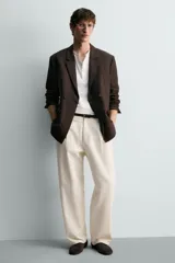 Mocasín casual para hombre, confeccionado en piel con acabado en serraje de color marrón oscuro, con diseño de horma redonda y suela ultrafina.