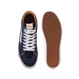 Championes Vans modelo Sk8-Hi de caña alta, color azul marino con la icónica banda lateral blanca. Presentan cordones blancos, costuras reforzadas y suela de goma blanca con una línea roja decorativa.