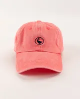 Gorro con visera de algodón con efecto lavado en color salmón, con bordado circular en el frente.