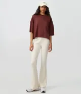 Remera de modal color crudo, con diseño minimalista, calce amplio, cuello redondo y mangas cortas amplias con hombros caídos.