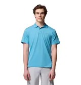 Chomba Columbia Low Drag Offshore color celeste, de manga corta, con cuello polo y cierre frontal de botones. Cuenta con tecnología de absorción de sudor y protección solar.