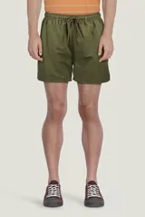 Short de poliéster color verde militar con cintura elástica ajustable con cordón.