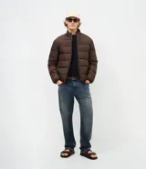 Campera masculina de microfibra ultraligera, con diseño acolchado, cuello alto y cierre frontal por cremallera. Cuenta con bolsillos laterales y acabado liso.
