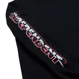 Remera negra de manga larga con cuello redondo y logo de Independent estampado en las mangas.