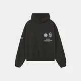 Hoodie oversize color negro con capucha y bolsillo canguro. Estampado frontal en blanco con dos escudos y texto que dice "MADRID HEADQUARTERS WORLD GOLF FEDERATION".