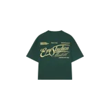 Remera oversized verde oscuro de manga corta, con estampa tipográfica en el dorso en color beige.