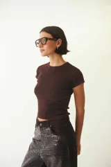 Remera de tejido canalé color bordó, con calce ajustado al cuerpo, cuello redondo y mangas cortas.