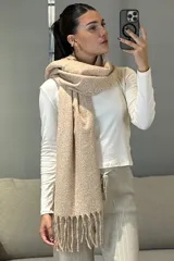 Bufanda de tejido de punto en color beige melange, con diseño rectangular y terminaciones con flecos en los extremos.