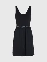 Vestido negro de punto acanalado elástico en la parte superior con escote cuadrado y espalda de nadador. La falda es de crepé tejido con vuelo y la cintura elástica lleva el logo repetido de Calvin Klein Jeans.