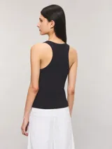 Musculosa slim de ribb de viscosa color marrón, con cuello redondo, sin mangas y bordado sutil en el delantero.
