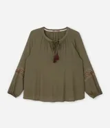 Blusa de viscosa color verde oliva, con cuello redondo, lazo con borlas decorativas y mangas largas con bordado étnico en los puños.