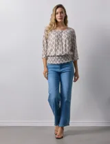 Blusa de microtul estampado con hojas color marrón sobre fondo blanco, marca Harper. Tiene mangas 3/4 amplias y ruedo con punto smock. Incluye forro interno a tono.