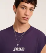 Collar doble para hombre con cadena de eslabones y cadena con dije de cruz plateada.