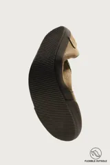 Zapatilla deportiva barefoot de hombre, confeccionada en piel con acabado serraje de color marrón, puntera redondeada, suela fina de goma oscura y detalles en cuero liso en el talón.