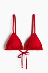 Top de bikini triangular rojo con copas con relleno extraíble, tirantes trenzados y tiras para anudar en la espalda.
