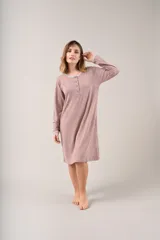 Camisón celeste de lanilla con botones frontales y mangas largas.