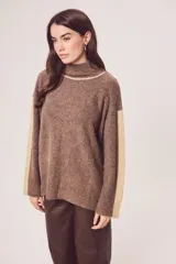 Sweater celeste de punto con cuello alto y mangas largas.
