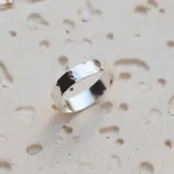 Anillo texturado de plata 925, de 5 mm de ancho.