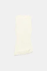 Camiseta ajustada (slim fit) color crema, con cuello redondo y mangas sisa. Presenta frunces laterales y un bajo asimétrico con detalle de encaje a tono.