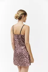 Camisón corto de satén con estampado animal print tipo leopardo en tonos violeta y negro, con detalles de encaje negro en el escote y tirantes finos ajustables.