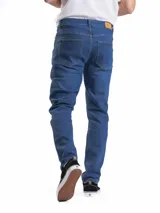 Jean de corte regular fit con diseño de cinco bolsillos, cierre frontal con botón y cremallera, en color negro con efecto lavado.