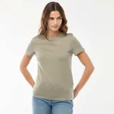 Remera de punto verde militar, con cuello redondo y mangas cortas.