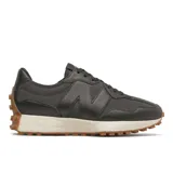 Championes urbanos New Balance modelo 327, color negro con entresuela blanca y suela de goma color caramelo. Presentan un diseño retro con el logo 'N' de gran tamaño en el lateral, confeccionados en una combinación de materiales que incluyen nailon, gamuza y cuero sintético.