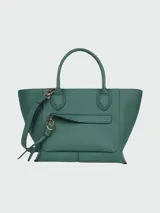 Cartera tipo tote bag de cuero color verde bosque, con asas superiores y correa larga desmontable. Presenta un bolsillo exterior frontal con cierre y herrajes dorados.