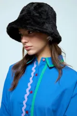 Sombrero tipo bucket de textura afelpada y suave, con diseño de abrigo en color negro.