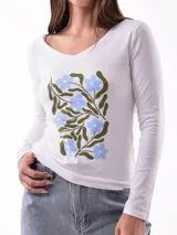 Remera negra de manga larga con escote en V y estampa frontal blanca con diseño de soles y la frase 'Woke Up'.