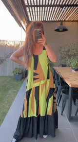 Vestido largo de fibrana con estampado abstracto en tonos fucsia, naranja y negro.