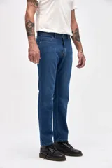 Jean de corte recto y tiro medio, confeccionado en denim de color azul clásico con costuras reforzadas y cierre frontal con botón.
