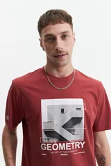 Remera de manga corta color ladrillo con estampado geométrico en el frente.