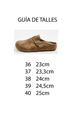 Zuecos de gamuza color amarillo, diseño cerrado en la parte delantera y destalonado, con una tira superior ajustable mediante hebilla metálica.