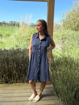 Vestido camisero color beige, sin mangas, de lino italiano con botones de nácar.