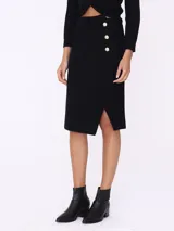 Falda beige de corte recto, largo a la rodilla, con abertura lateral y botones dorados decorativos.