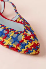 Bailarina destalonada con tejido de algodón trenzado a mano en colores azul, rojo y amarillo. Interior en piel y suela de cuero.