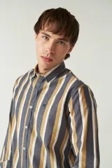 Camisa blanca a cuadros azules y grises, de manga larga y corte slim fit.