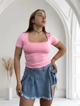 Remera negra ajustada al cuerpo, con escote cuadrado y mangas cortas.