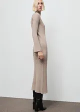 Vestido midi de punto de canalé en color tostado, con cuello Perkins, mangas largas y diseño entallado.