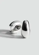 Aros de diseño minimalista con forma de gota o volumen redondeado, con cierre a presión.