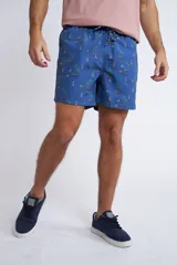 Short de baño con cintura elástica y cordón ajustable, confeccionado en tela ligera de secado rápido. Presenta un estampado botánico integral en tonos amarillos, blancos y azules, con dos bolsillos delanteros y uno posterior.