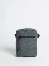 Bandolera negra con correa ajustable y cierre de cremallera.