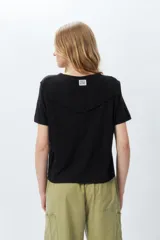 Remera de algodón de manga corta con cuello redondo, diseño básico y corte clásico.