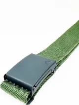 Cinturón negro de sarga con hebilla metálica con el logo de la marca.