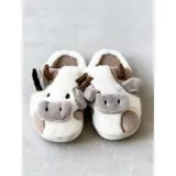 Pantuflas de peluche con diseño de vaca, confeccionadas en piel sintética suave. Cuentan con suela de goma antideslizante y diseño abierto en el talón.