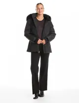 Campera puffer Michael Kors de corte entallado, con diseño capitoneado, cierre frontal, cuello alto y capucha desmontable con borde de piel sintética. Incluye cinto elástico con hebilla metálica, bolsillos laterales con cierre y puños de tejido elástico con abertura para pulgar.