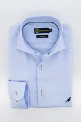 Camisa celeste con estampado de cuadros, corte slim fit, cuello italiano y manga larga. Presenta logo de pájaro bordado en el frente.